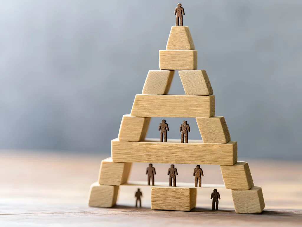 Représentation pyramidale d'une équipe en entreprise illustrant le coaching collectif à Béziers