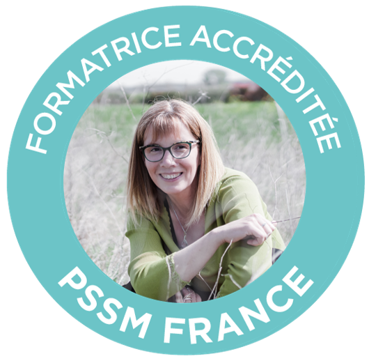 Badge officiel PSSM attestant l'accréditation de Karine comme formatrice en santé mentale à Béziers